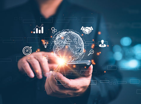 Pessoa mexendo no celular e vendo várias tecnologias digitais