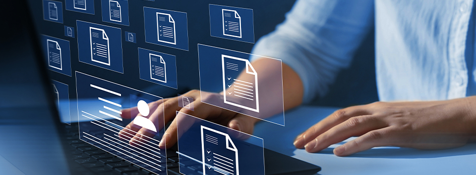 Pessoa mexendo em computador e inovando em TI