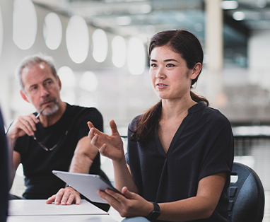 Mulher expondo ideias sobre clima organizacional para equipe