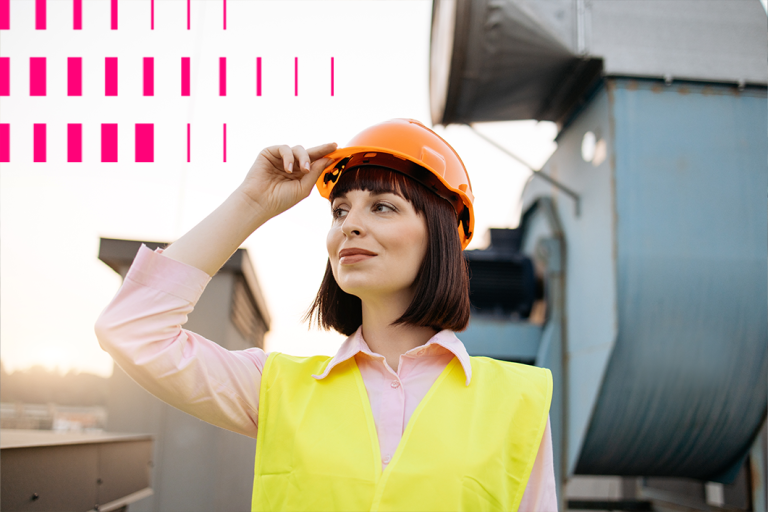 Mulher trabalhando com chapéu de segurança