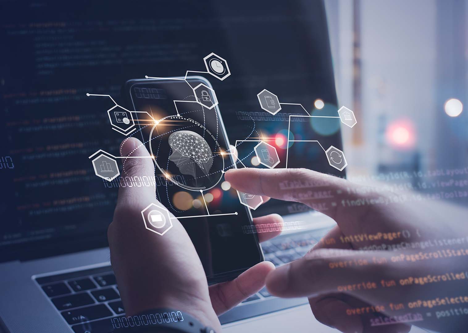 Grupo EP epharma Pessoa mexendo em celular