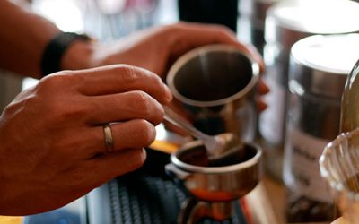 Chá e café podem diminuir risco de AVC e demência, diz estudo