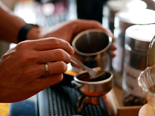 Chá e café podem diminuir risco de AVC e demência, diz estudo