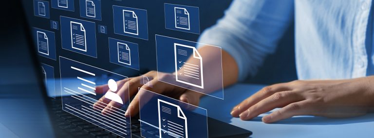 Pessoa mexendo em computador e inovando em TI