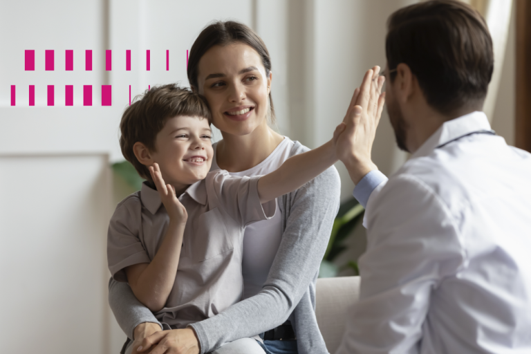 Grupo EP epharma Profissional de saúde interagindo com a mãe e filho paciente.