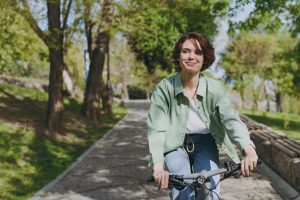 Mulher andando de bicicleta